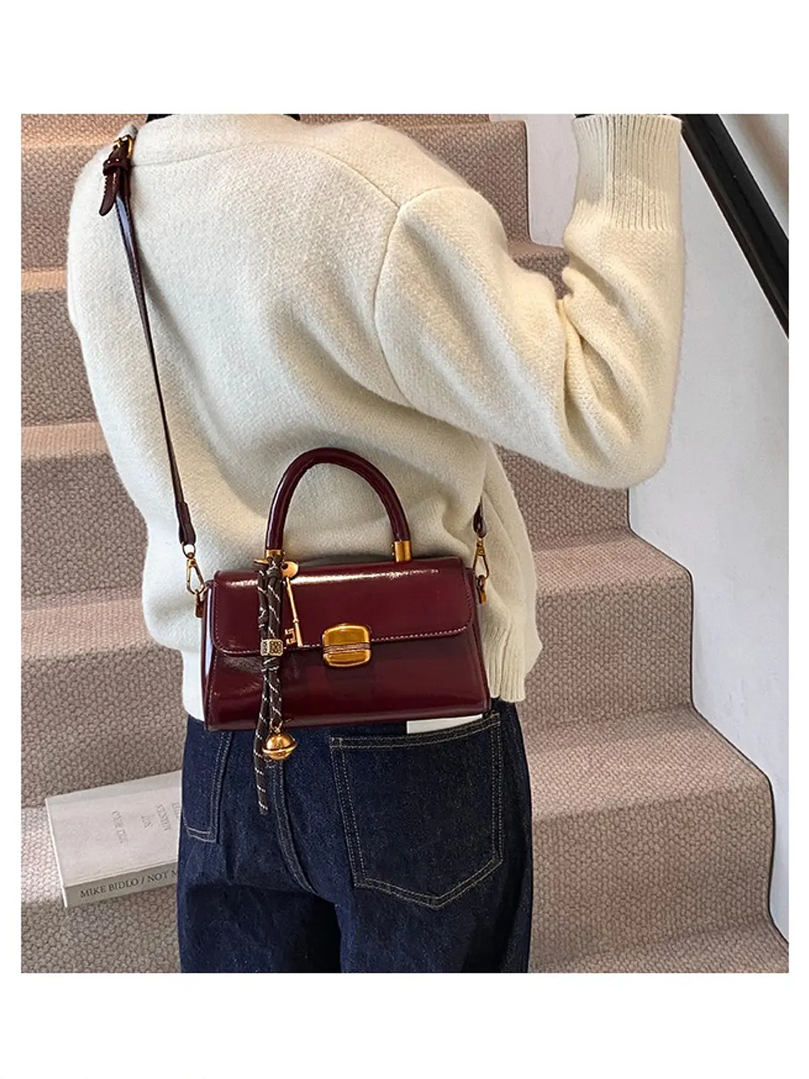 Bolso baguette con cierre de solapa y colgante decorativo — estilo retro urbano 11