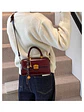 Bolso baguette con cierre de solapa y colgante decorativo — estilo retro urbano - Miniatura 11