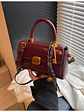 Bolso baguette con cierre de solapa y colgante decorativo — estilo retro urbano - Miniatura 10
