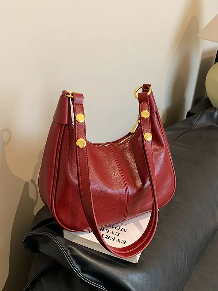 Bolso hobo de cuero sintético con tachas doradas y correa ajustable — silueta media luna 14