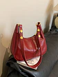 Bolso hobo de cuero sintético con tachas doradas y correa ajustable — silueta media luna - Miniatura 14