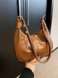 Bolso hobo de cuero sintético con tachas doradas y correa ajustable — silueta media luna - Miniatura 8