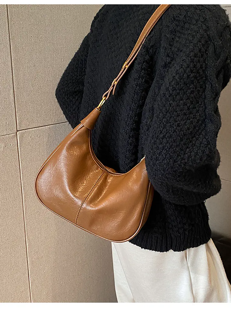 Bolso hobo de cuero sintético con tachas doradas y correa ajustable — silueta media luna 13