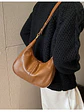 Bolso hobo de cuero sintético con tachas doradas y correa ajustable — silueta media luna - Miniatura 13