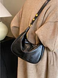 Bolso hobo de cuero sintético con tachas doradas y correa ajustable — silueta media luna - Miniatura 2