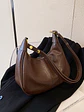 Bolso hobo de cuero sintético con tachas doradas y correa ajustable — silueta media luna - Miniatura 5