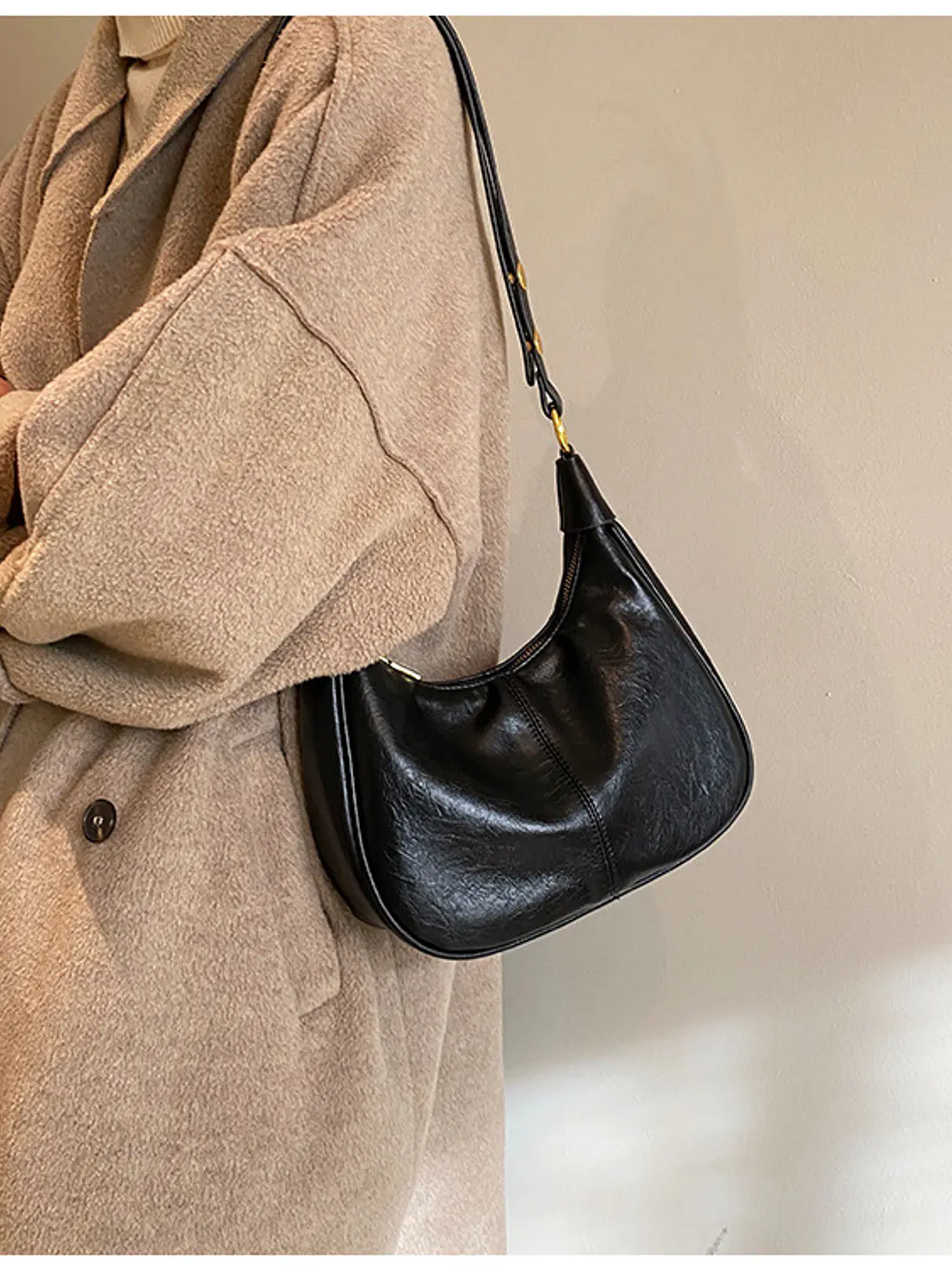 Bolso hobo de cuero sintético con tachas doradas y correa ajustable — silueta media luna 3