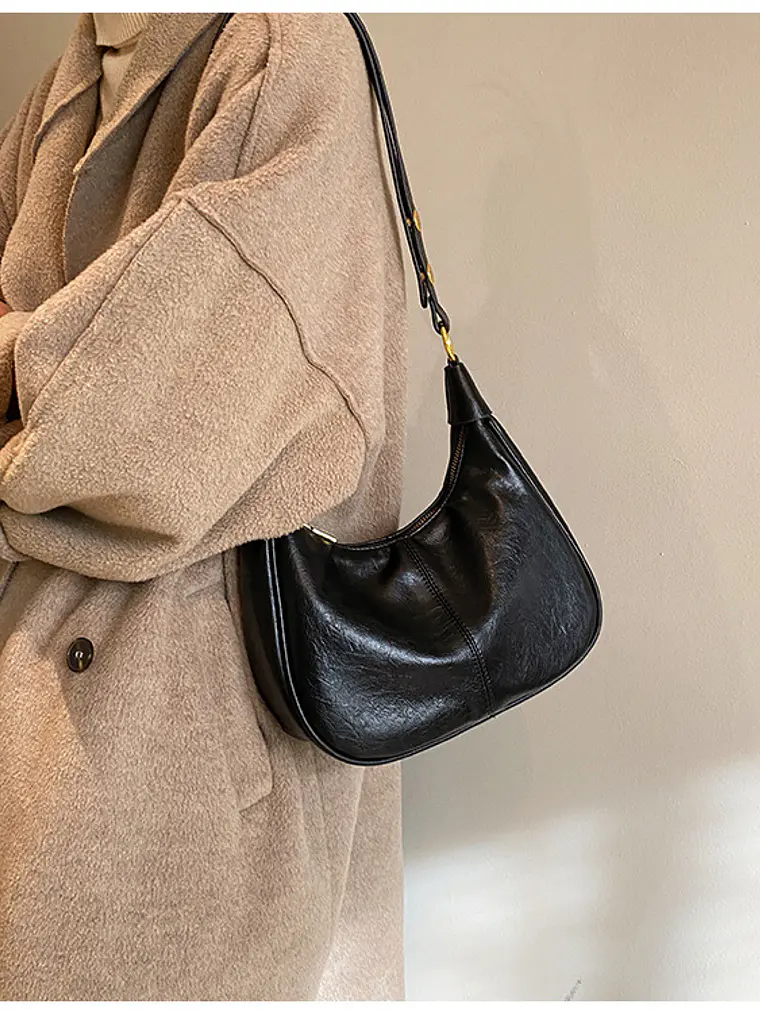 Bolso hobo de cuero sintético con tachas doradas y correa ajustable — silueta media luna 3