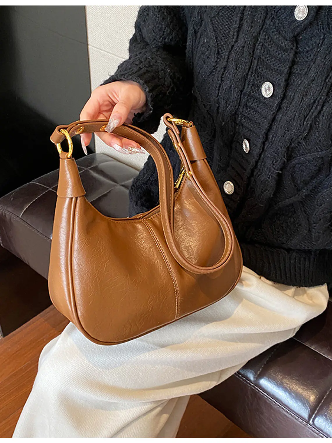 Bolso hobo de cuero sintético con tachas doradas y correa ajustable — silueta media luna 9