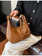Bolso hobo de cuero sintético con tachas doradas y correa ajustable — silueta media luna - Miniatura 9