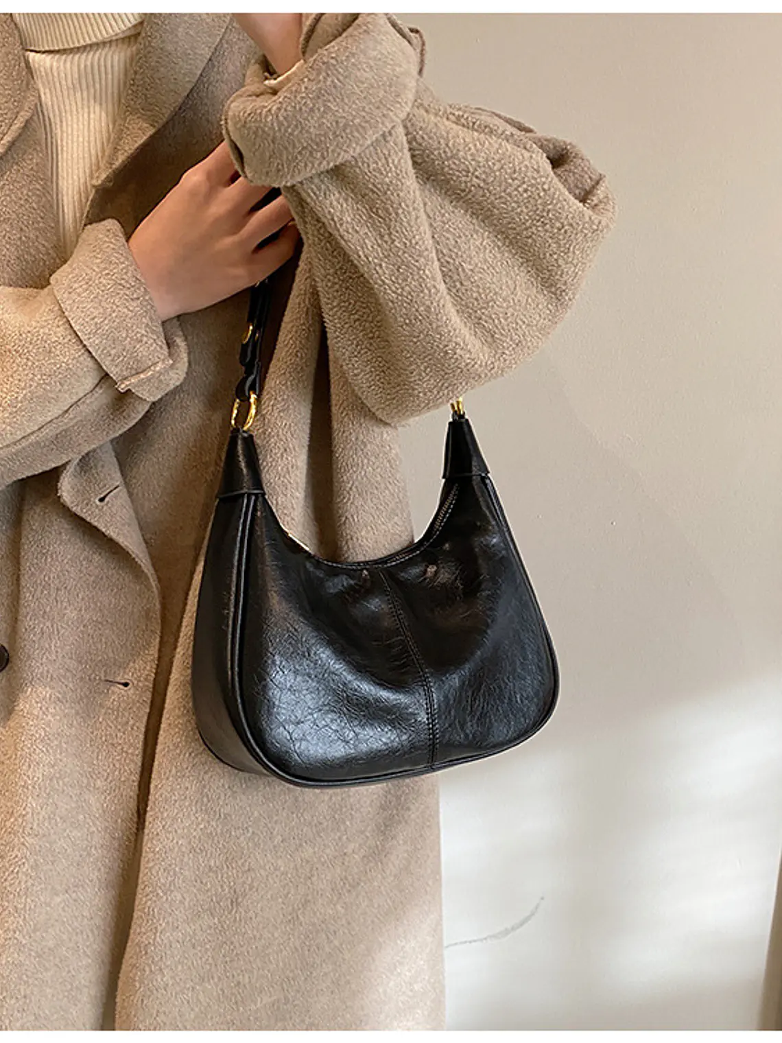Bolso hobo de cuero sintético con tachas doradas y correa ajustable — silueta media luna 4