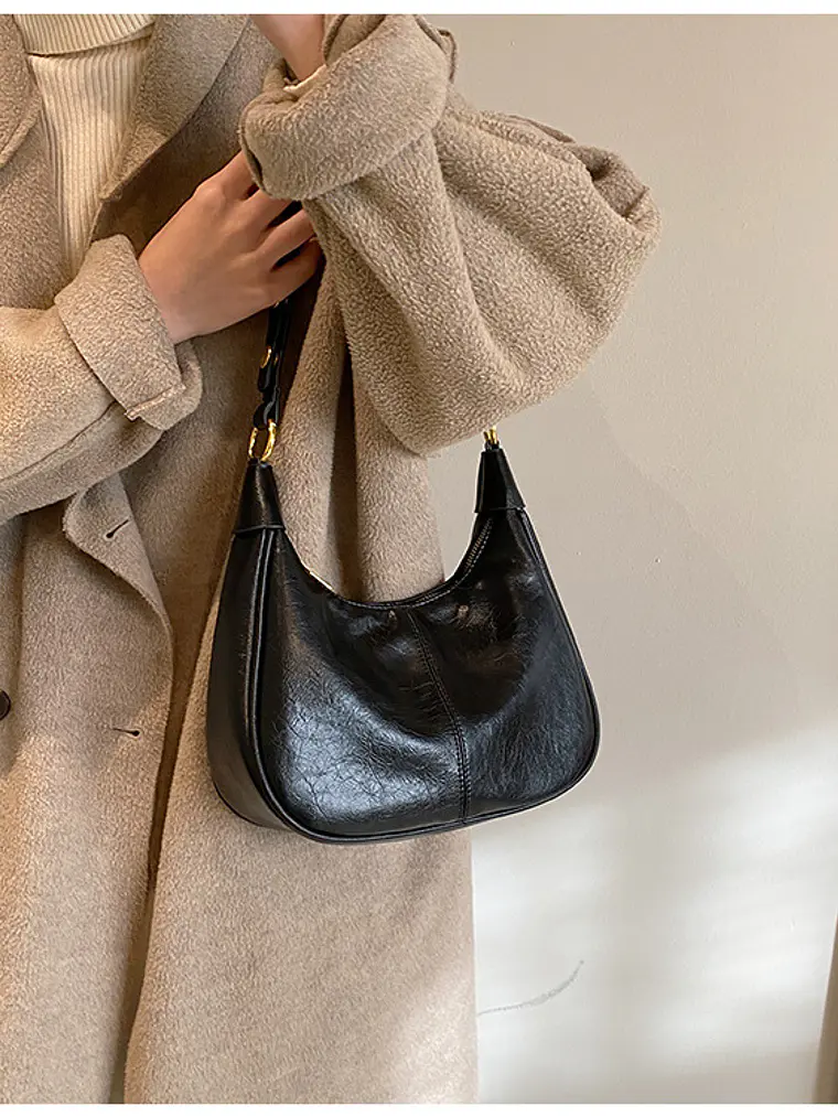 Bolso hobo de cuero sintético con tachas doradas y correa ajustable — silueta media luna 4