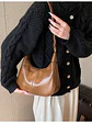 Bolso hobo de cuero sintético con tachas doradas y correa ajustable — silueta media luna - Miniatura 12
