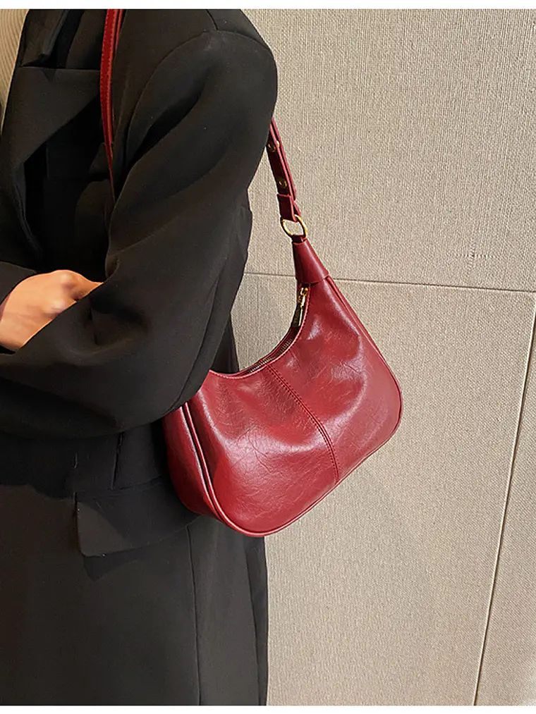Bolso hobo de cuero sintético con tachas doradas y correa ajustable — silueta media luna 15