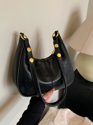 Bolso hobo de cuero sintético con tachas doradas y correa ajustable — silueta media luna