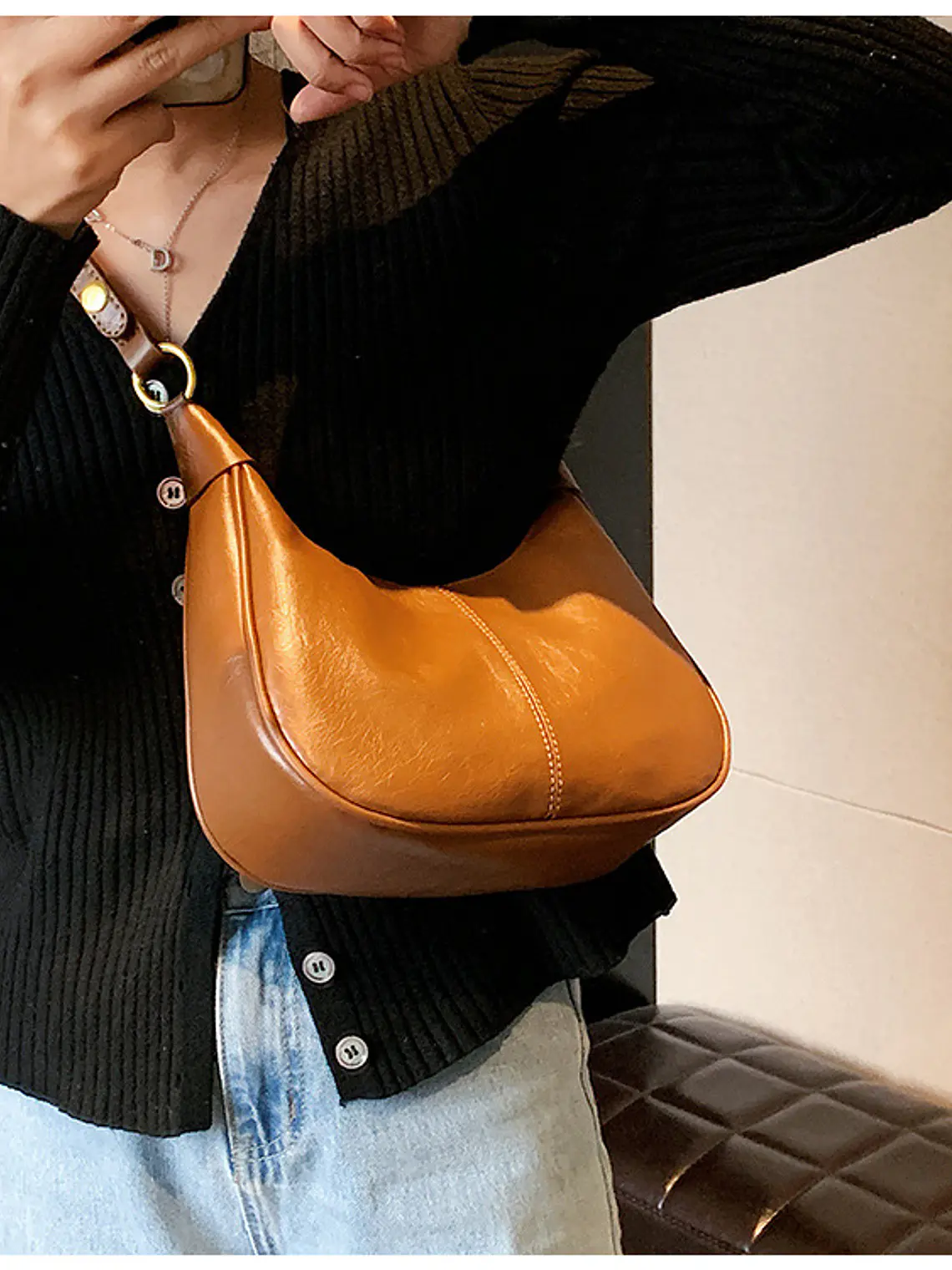 Bolso hobo de cuero sintético con tachas doradas y correa ajustable — silueta media luna 10