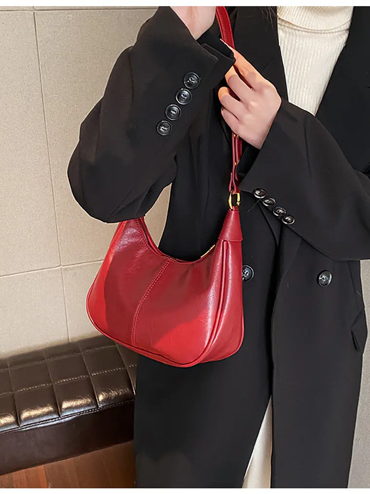 Bolso hobo de cuero sintético con tachas doradas y correa ajustable — silueta media luna 16