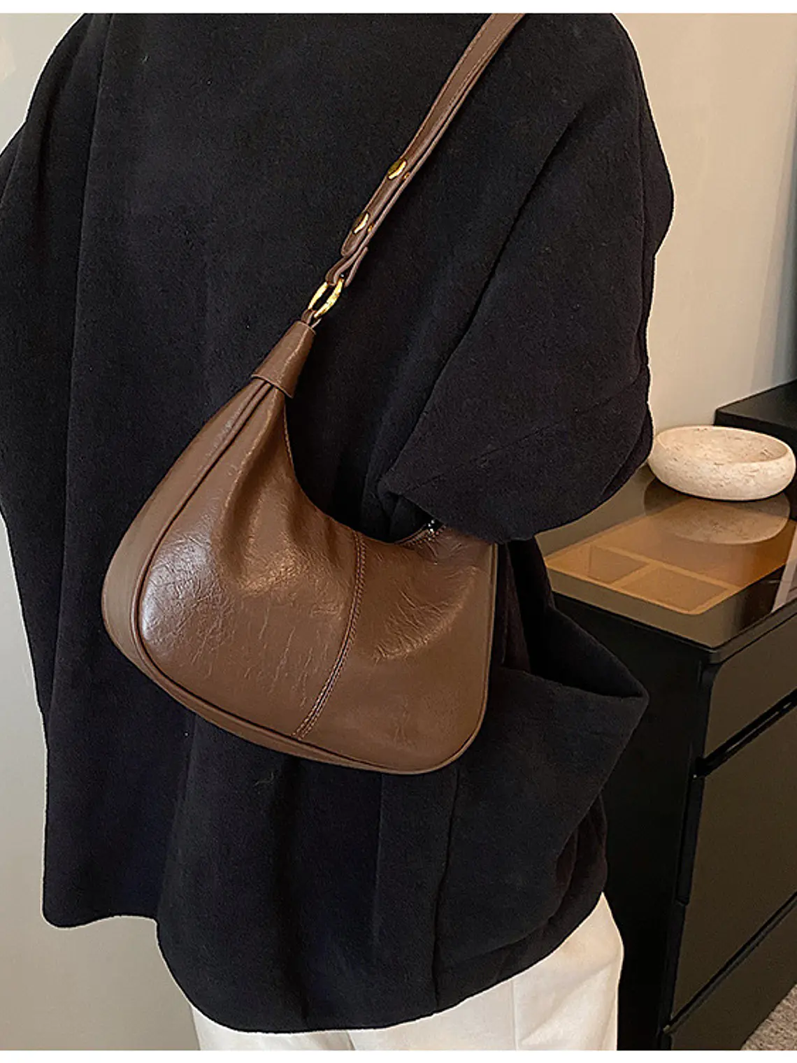 Bolso hobo de cuero sintético con tachas doradas y correa ajustable — silueta media luna 7