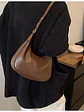 Bolso hobo de cuero sintético con tachas doradas y correa ajustable — silueta media luna - Miniatura 7