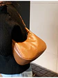 Bolso hobo de cuero sintético con tachas doradas y correa ajustable — silueta media luna - Miniatura 11