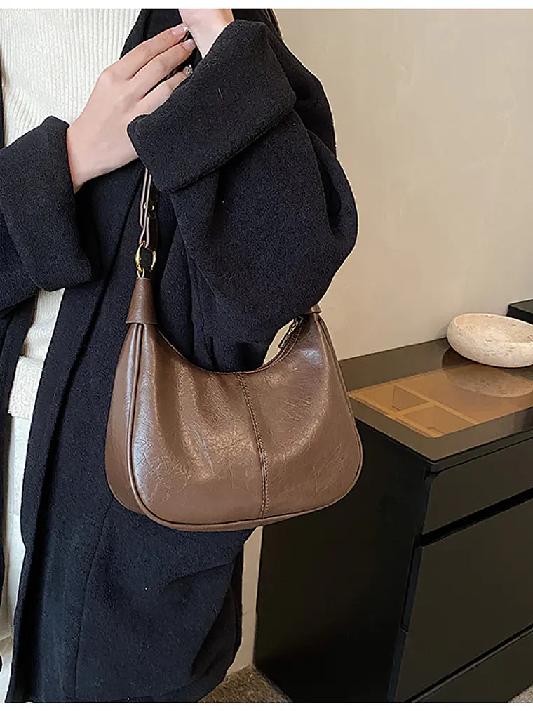 Bolso hobo de cuero sintético con tachas doradas y correa ajustable — silueta media luna 6