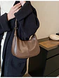 Bolso hobo de cuero sintético con tachas doradas y correa ajustable — silueta media luna - Miniatura 6