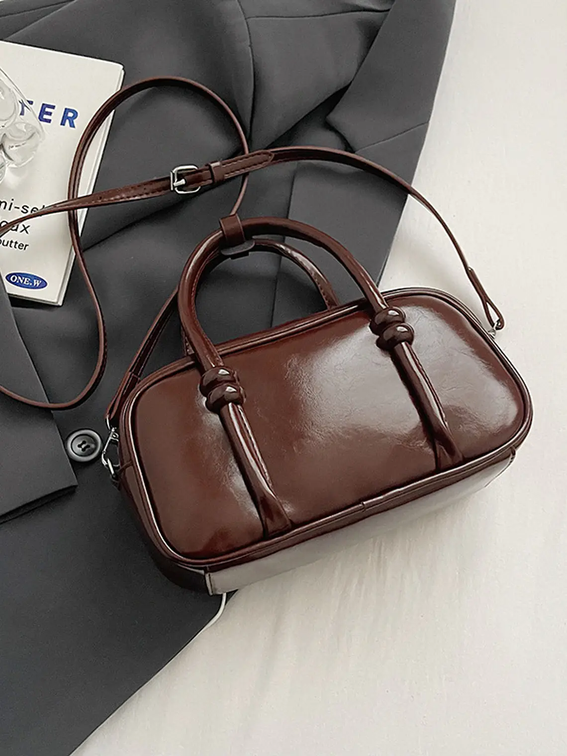 Bolso Boston mini con asas anudadas y correa larga — estilo retro street 5