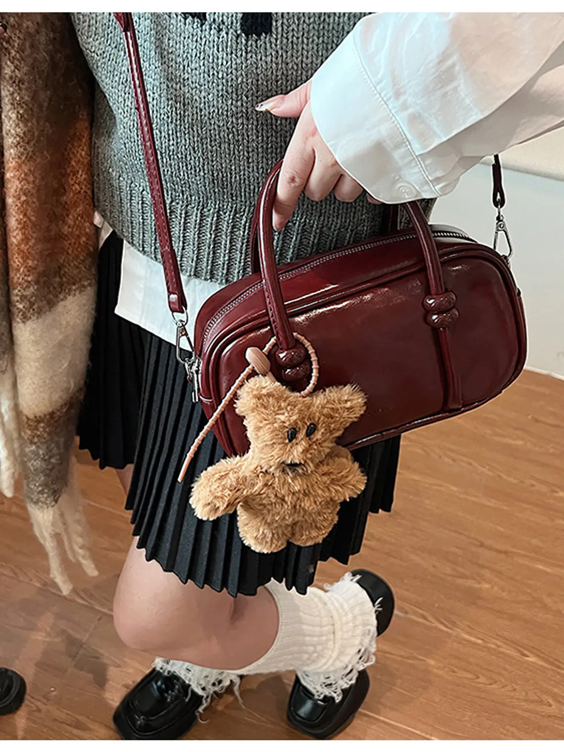 Bolso Boston mini con asas anudadas y correa larga — estilo retro street 10