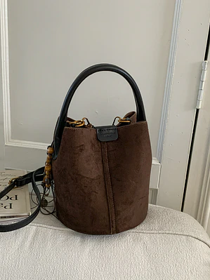 Bolso Balde de Gamuza Sintética con Colgante de Cuentas de Madera — Estilo Retro Urbano