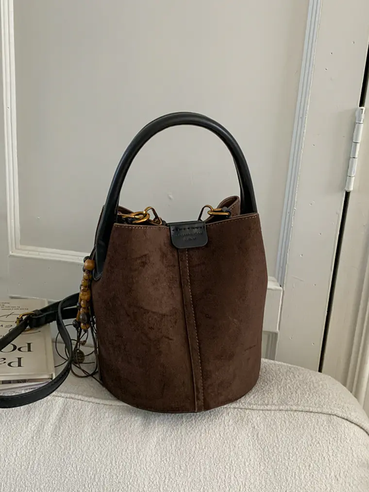 Bolso Balde de Gamuza Sintética con Colgante de Cuentas de Madera — Estilo Retro Urbano 1