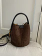 Bolso Balde de Gamuza Sintética con Colgante de Cuentas de Madera — Estilo Retro Urbano - Miniatura 1