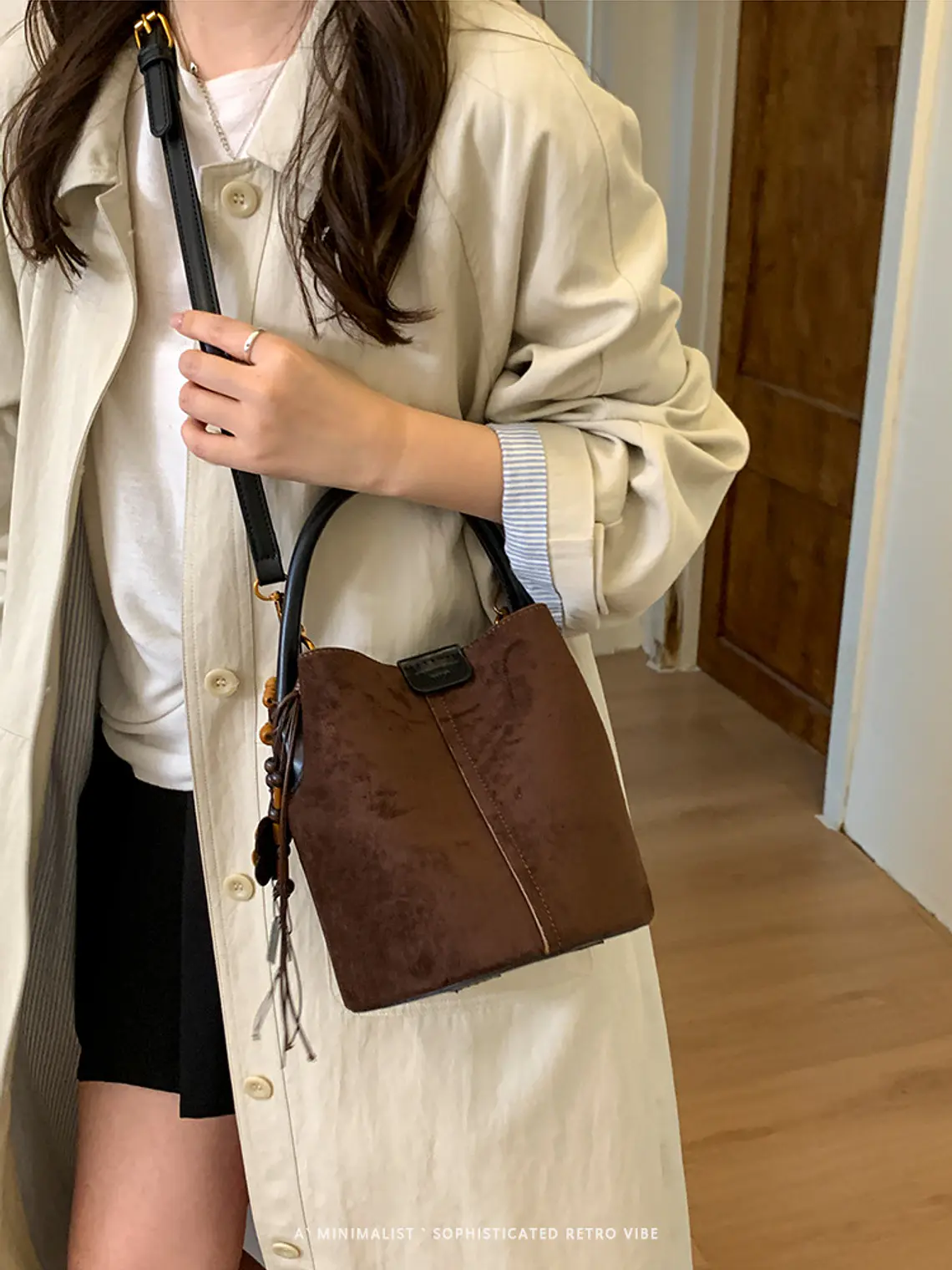 Bolso Balde de Gamuza Sintética con Colgante de Cuentas de Madera — Estilo Retro Urbano 2