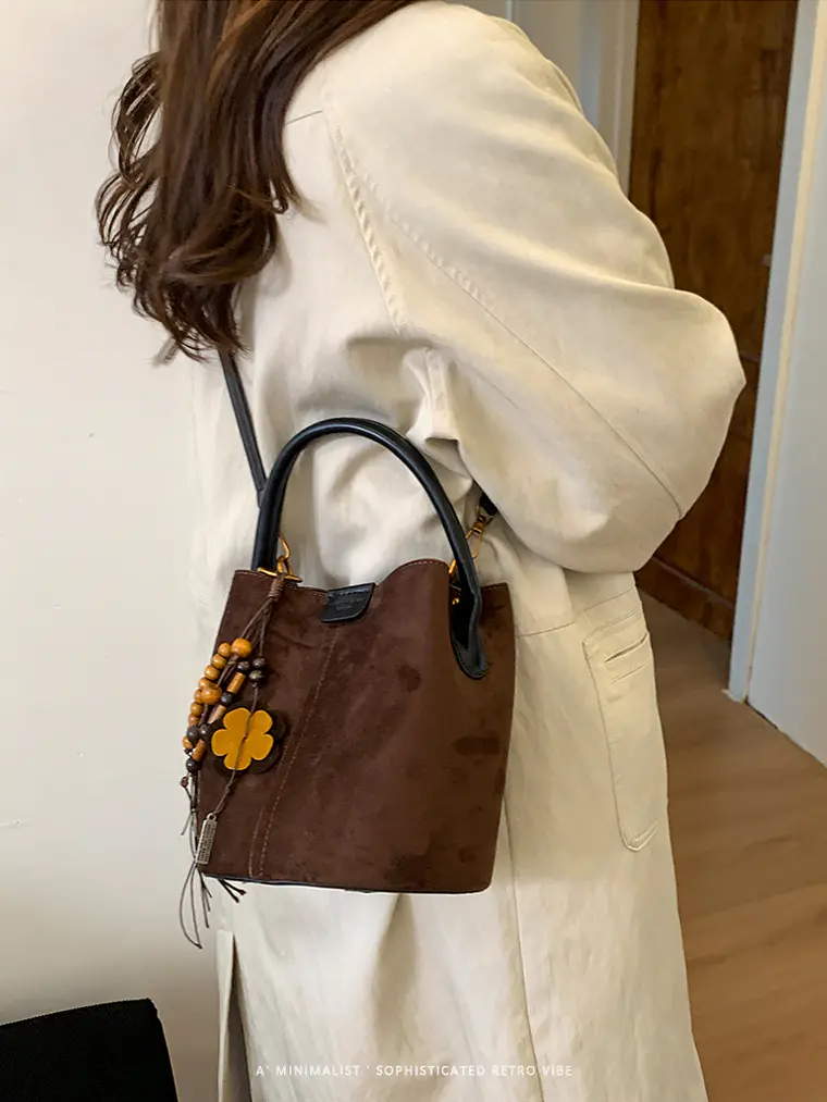 Bolso Balde de Gamuza Sintética con Colgante de Cuentas de Madera — Estilo Retro Urbano 3