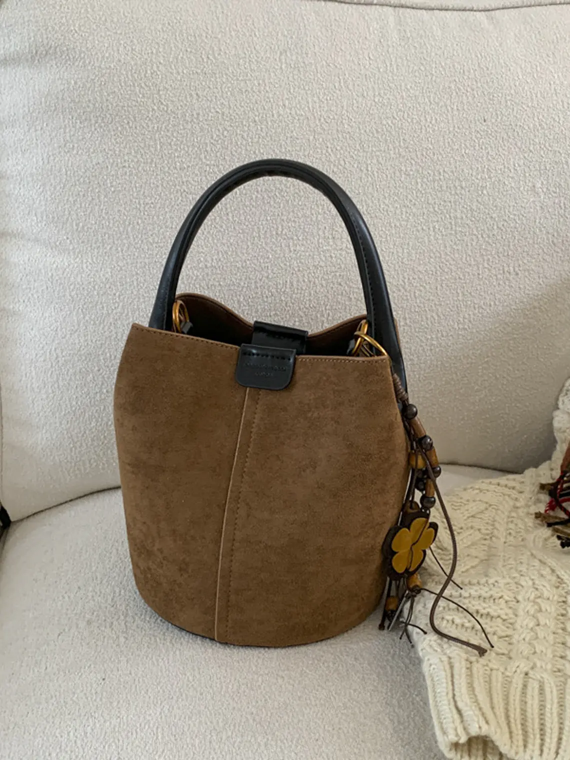 Bolso Balde de Gamuza Sintética con Colgante de Cuentas de Madera — Estilo Retro Urbano 4