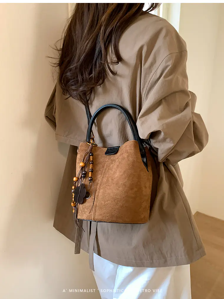 Bolso Balde de Gamuza Sintética con Colgante de Cuentas de Madera — Estilo Retro Urbano 5