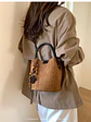 Bolso Balde de Gamuza Sintética con Colgante de Cuentas de Madera — Estilo Retro Urbano - Miniatura 5