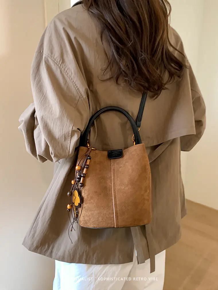 Bolso Balde de Gamuza Sintética con Colgante de Cuentas de Madera — Estilo Retro Urbano 6