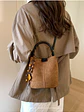 Bolso Balde de Gamuza Sintética con Colgante de Cuentas de Madera — Estilo Retro Urbano - Miniatura 6