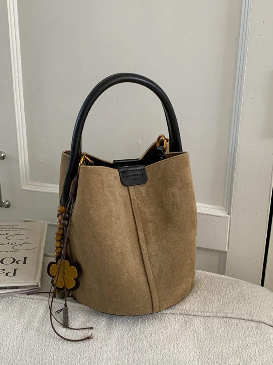 Bolso Balde de Gamuza Sintética con Colgante de Cuentas de Madera — Estilo Retro Urbano 7