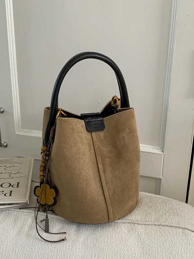 Bolso Balde de Gamuza Sintética con Colgante de Cuentas de Madera — Estilo Retro Urbano 7