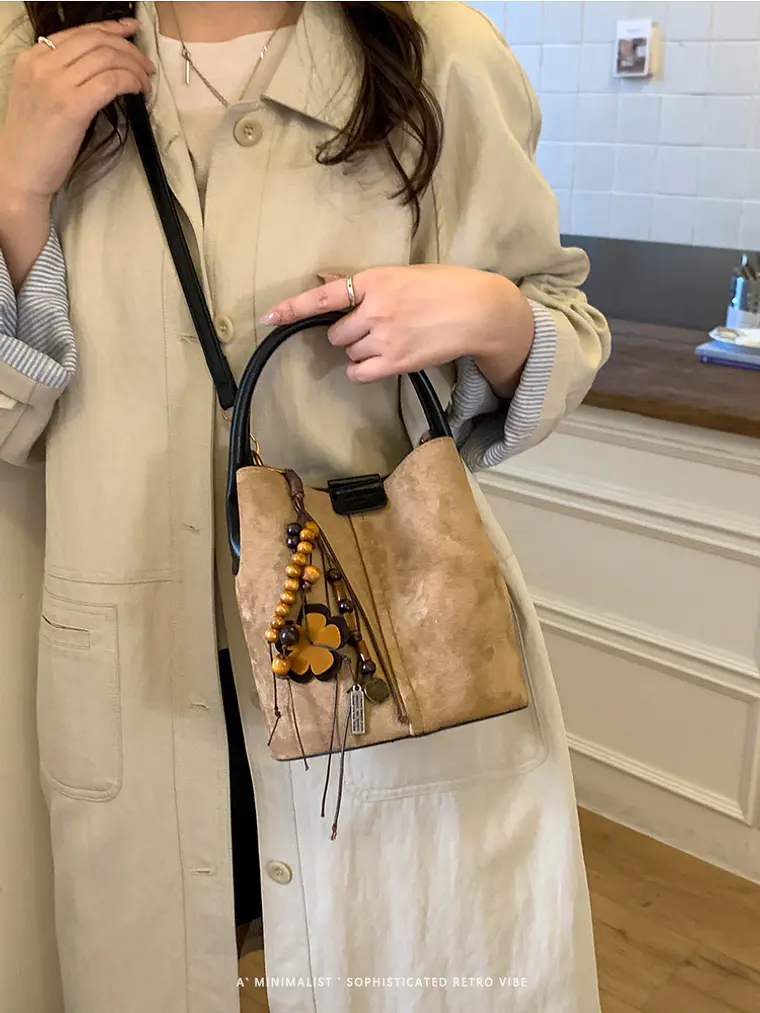 Bolso Balde de Gamuza Sintética con Colgante de Cuentas de Madera — Estilo Retro Urbano 8