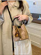 Bolso Balde de Gamuza Sintética con Colgante de Cuentas de Madera — Estilo Retro Urbano - Miniatura 8