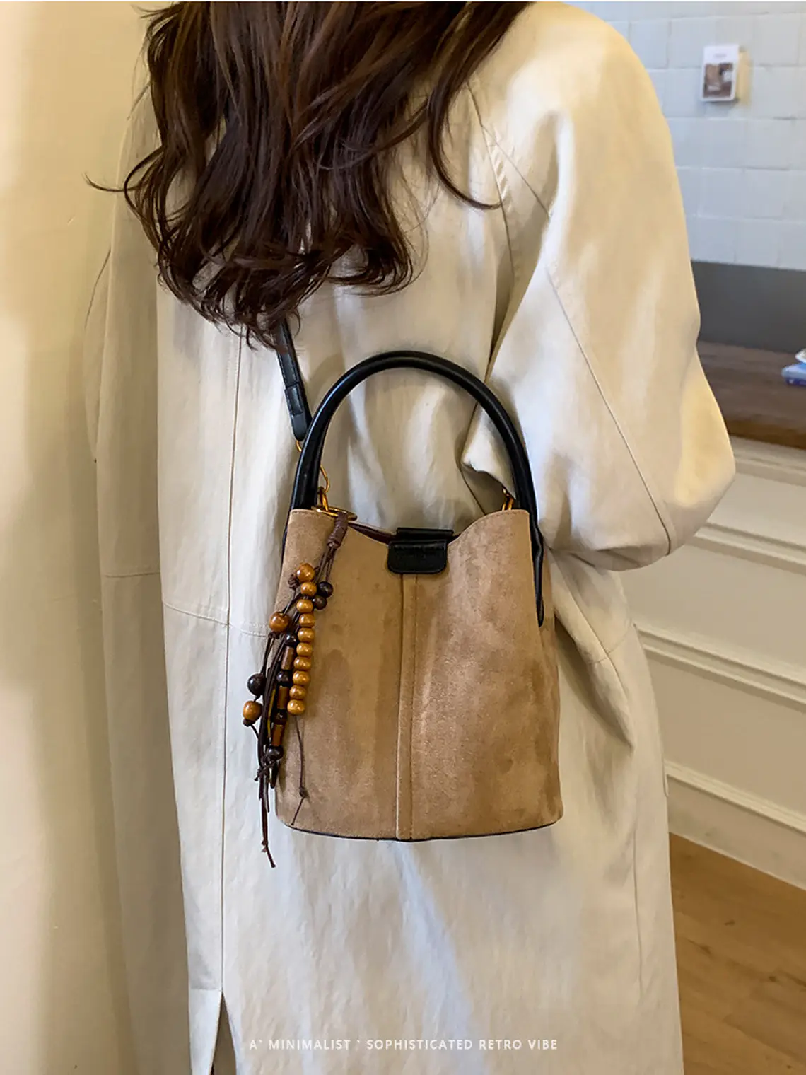 Bolso Balde de Gamuza Sintética con Colgante de Cuentas de Madera — Estilo Retro Urbano 9