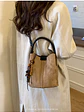 Bolso Balde de Gamuza Sintética con Colgante de Cuentas de Madera — Estilo Retro Urbano - Miniatura 9
