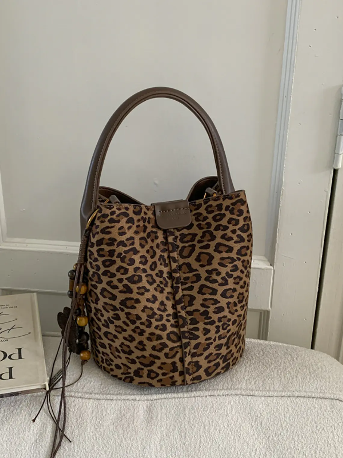 Bolso Balde de Gamuza Sintética con Colgante de Cuentas de Madera — Estilo Retro Urbano 10