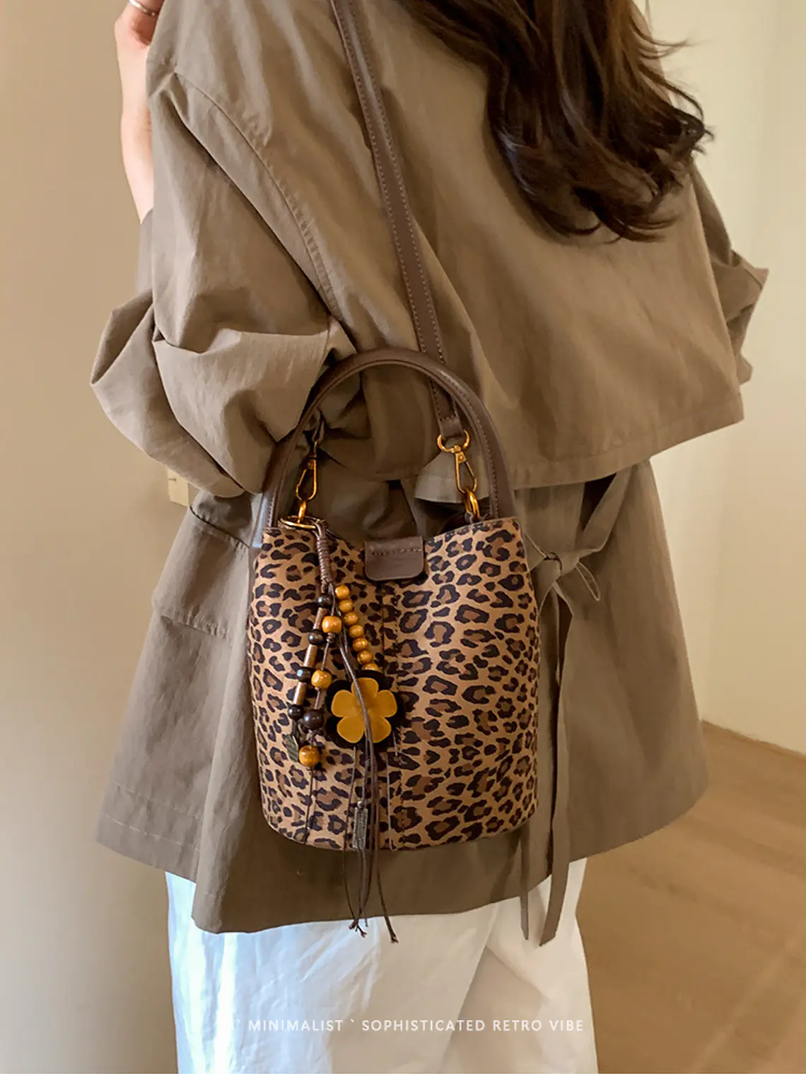 Bolso Balde de Gamuza Sintética con Colgante de Cuentas de Madera — Estilo Retro Urbano 11