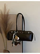 Bolso Cilíndrico con Colgante Deportivo — Estilo Urbano con Textura Encerada - Miniatura 5
