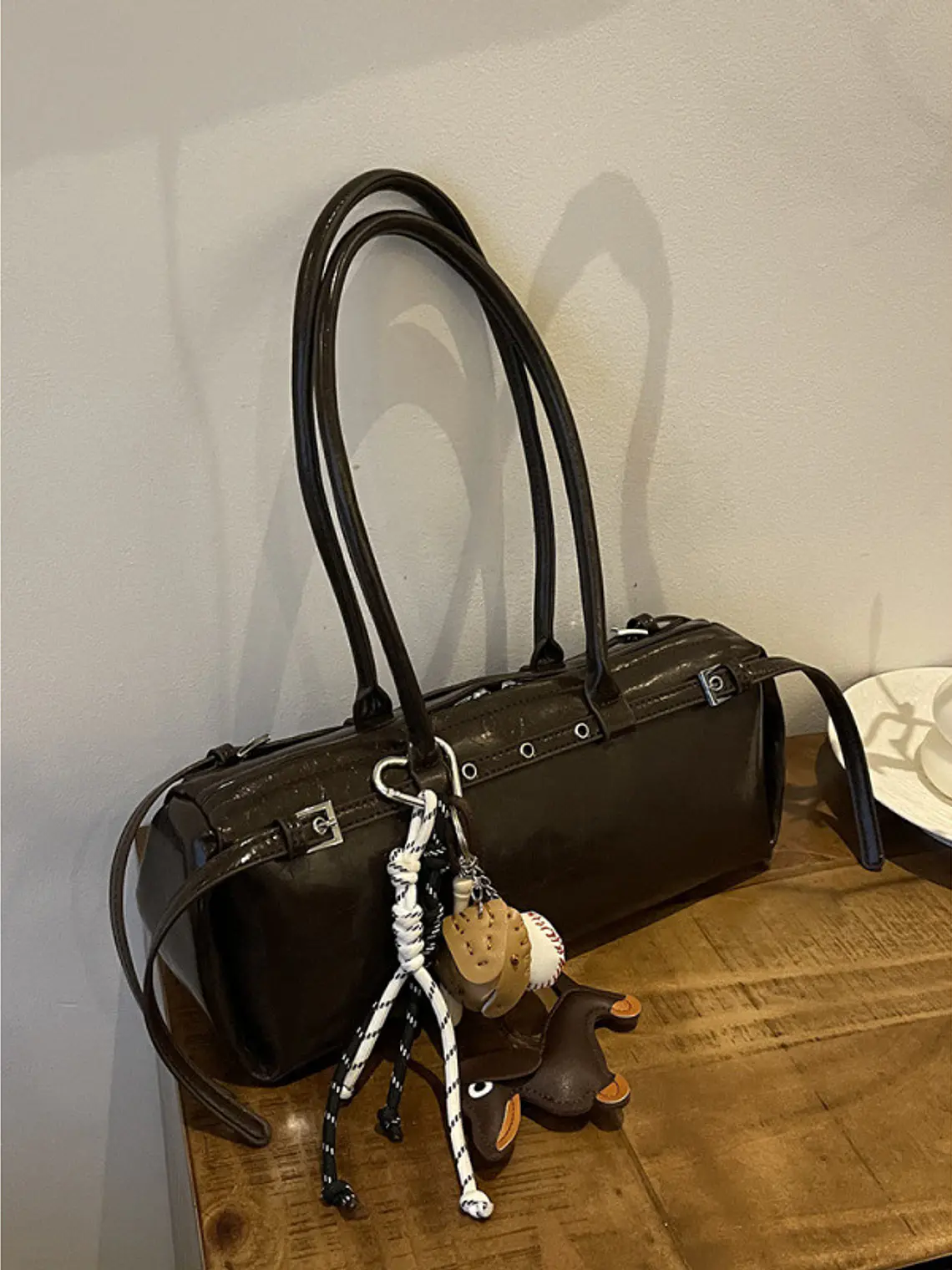 Bolso Cilíndrico con Colgante Deportivo — Estilo Urbano con Textura Encerada 6