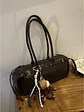 Bolso Cilíndrico con Colgante Deportivo — Estilo Urbano con Textura Encerada - Miniatura 6