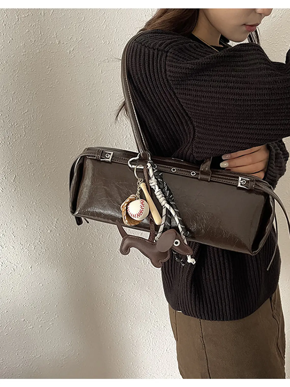 Bolso Cilíndrico con Colgante Deportivo — Estilo Urbano con Textura Encerada 9